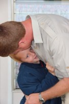 Nicoléne Minnaar kry 'n lekker stywe druk van haar pa Nico voor haar eerste skooldag