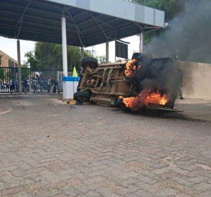 'n Voertuig wat aan die brand gesteek is deur studente