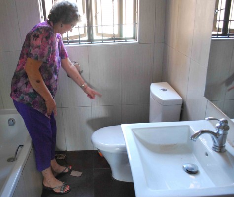 Le Roux by die toilet wat die verdagtes vir haar gesê het lek.