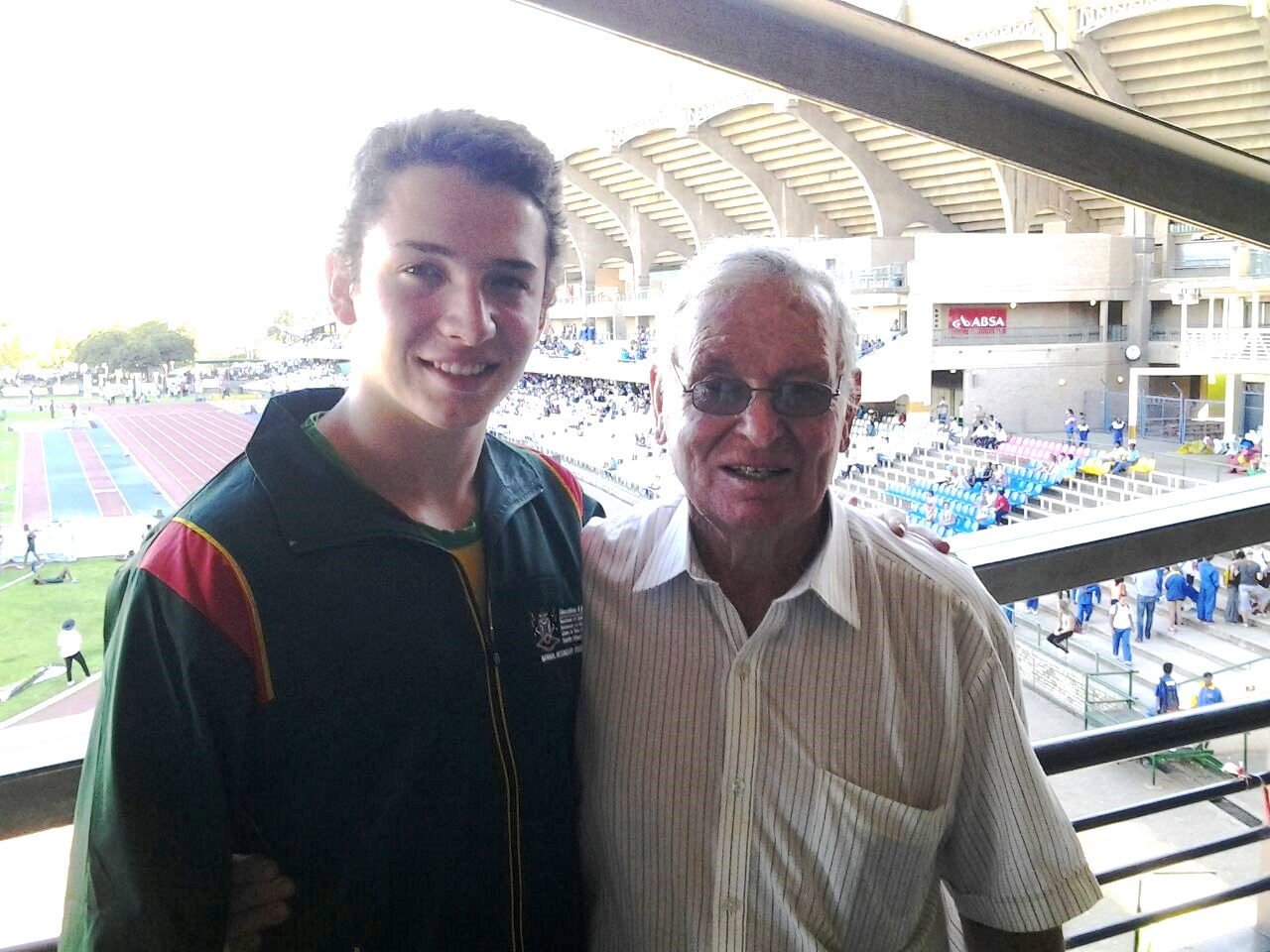 Waldouw Smit saam met sy oupa en spiesgooiafrigter, Koos Smit. 