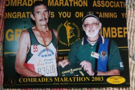 Izak Smalman ontvang sy permanente nommer tydens die 2003 Comrades Marathon.