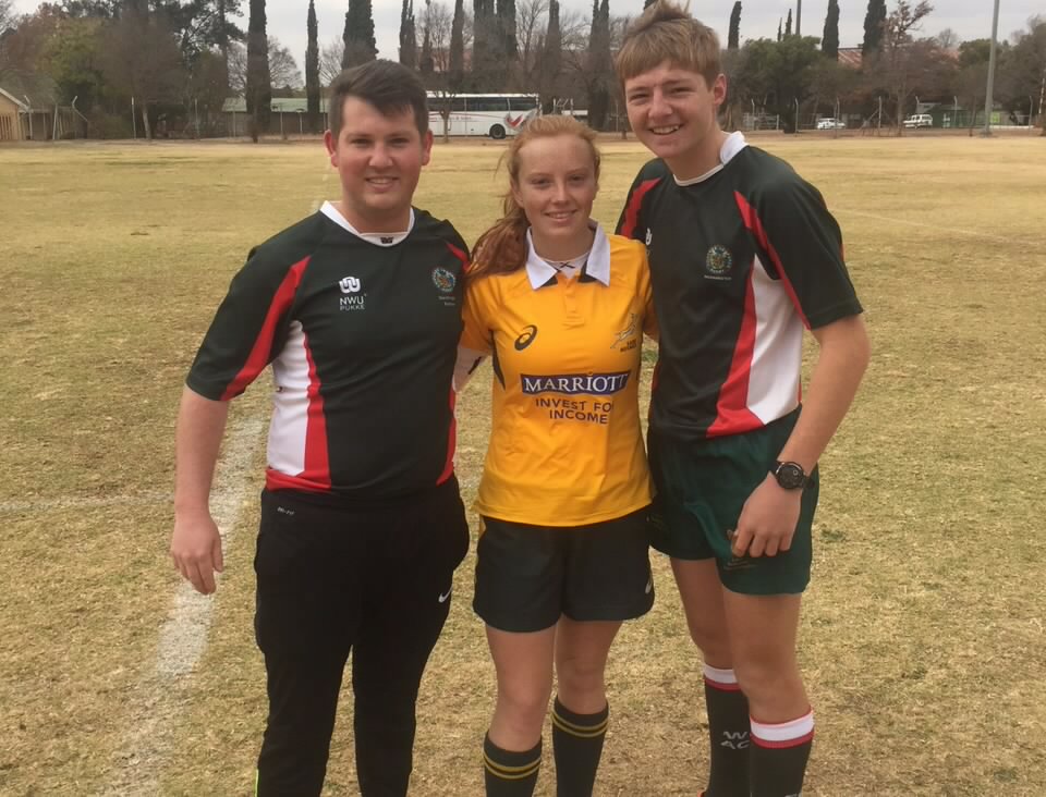 Hanru van Rooyen (heel regs) is 'n uitstekende skeidsregter. Hier staan hy langs Jurgens Pretorius en Ashley Murray.