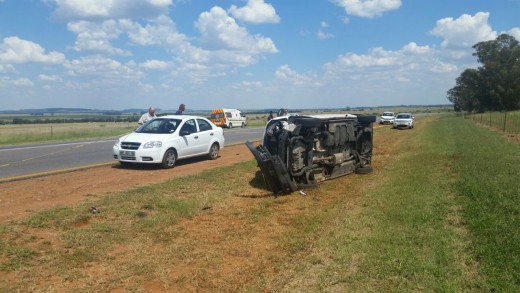 Die minibus nadat dit gerol het. ‘n Verdagte is op die toneel in hegtenis geneem.