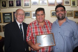 Van links na regs: Jan Prinsloo, Wimpie Jacobs (onder-voorsitter) en Dr. Jan Janse van Rensburg (voorsitter)