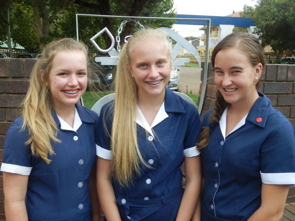 Izél Schoeman (beste doelwagter), Marlize Jordaan (beste agterspeler) en Rozanne van Abo (beste middelspeler) van Gimmies is almal aangewys as die beste spelers in die onderskeie kategorieë tydens Bethlehem Voortrekker se o.14 hokkietoernooi.