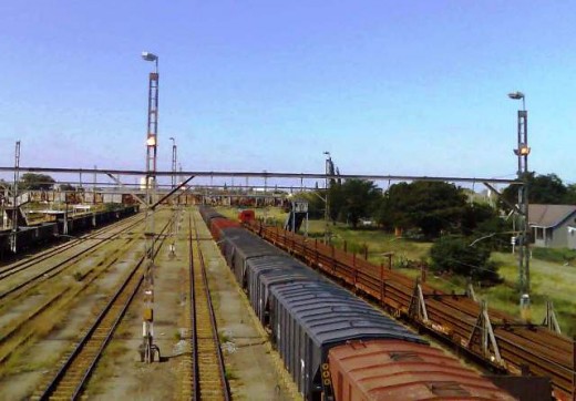 Die ligte by die treinstasie brand al vir maande, dag en nag. Foto: Coert Senekal