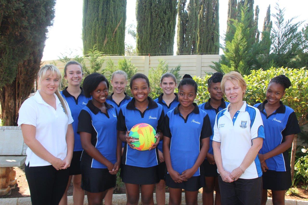 Ferdies se o.14-A netbalspan. Agter: Danéll Malan, Jané Hendriks, Karin Kooyi, Boitumelo Selebogo en Tlotliso Lebitsa. Voor: Renalda Dippenaar (afrigter), Sibusiso Chauke, Palesa Thembe, Nomulelo Macozoma en Lynette Momberg (afrigter).