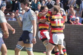 Volkies omhels vir Henry Campher net na hy die wendrie gedruk het.