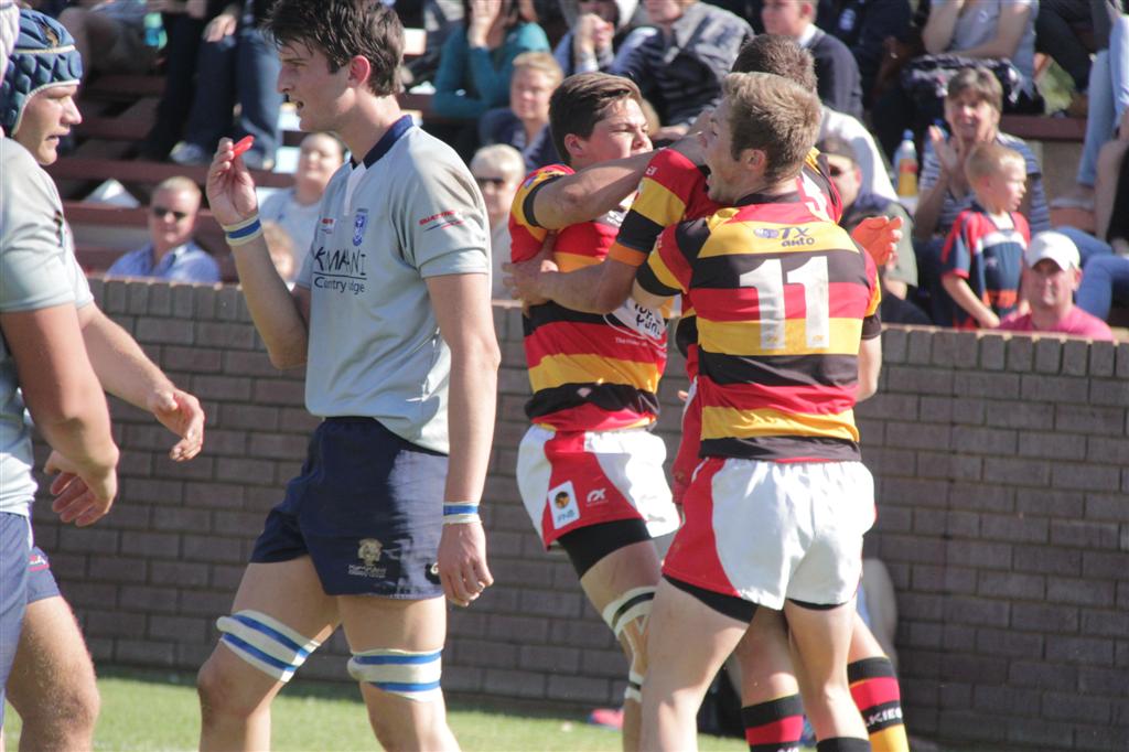 Volkies omhels vir Henry Campher net na hy die wendrie gedruk het.