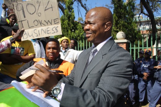 Tlokwe’s executive mayor, Kgotso Khumalo signs the memorandum of demands from the Tlokwe Local Entrepreneurs. Photo: Selogile Leshage