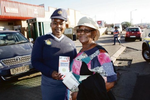 Ikageng SAPS spokesperson, Const. Kelebogile Trom with Jane Tlhabanelo. Photo: Selogile Leshage