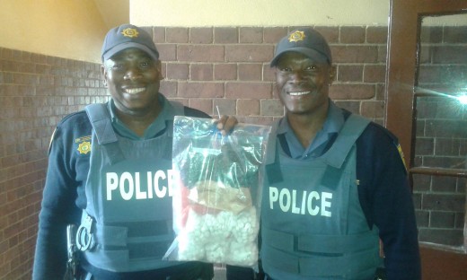 Konst. Scara Makgetha en sers. Khotso Lepota met die dwelms wat gevind is