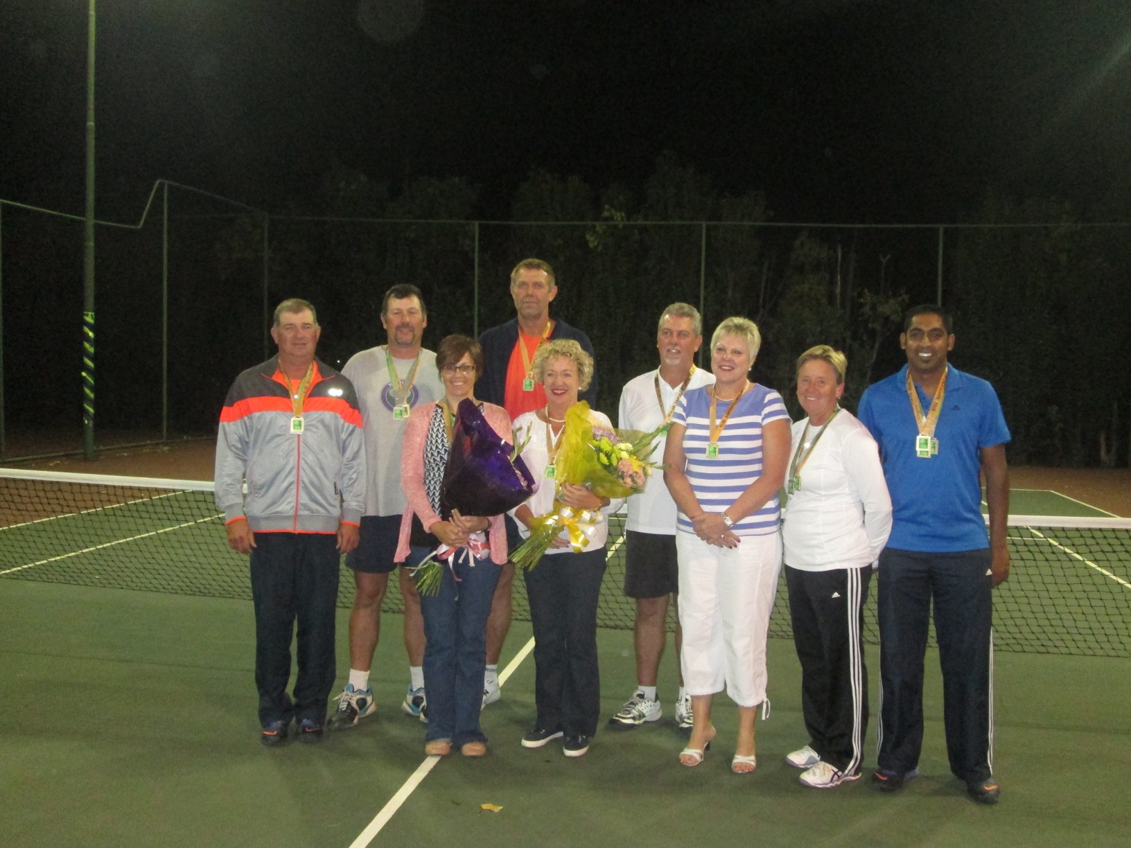 Van links na regs agter: Nico Uys (mans dubbels: wenner saam met Danie Anthony), Kobus Kirstein (wenner: mans enkels plaat), Danie Anthony (mans dubbels: wenner saam met Nico Uys), Abri Erasmus (wenner: mans enkels B-afdeling). Middel: Diana King (wenner: dames enkels), Louisa Grimbeeck en Antonette du Preez (wenners: dames dubbels) en Hilda van Antwerpen saam met Duran Archery (wenners: gemengde dubbels). Duran Archery is ook die wenner van die mans enkels.