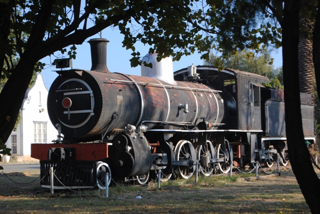 Die historiese stoomlokomotief wat voor die Potchefstroom Stasie staan. Foto: Marianke Saayman