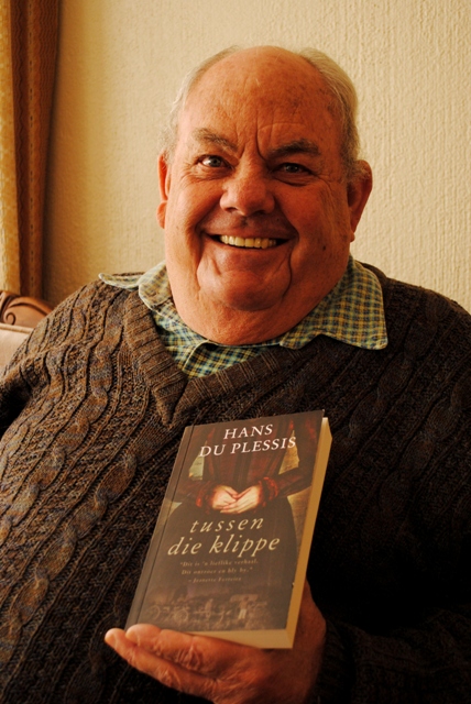 Hans du Plessis met sy nuwe roman, Tussen die Klippe. Foto: Marianke Saayman