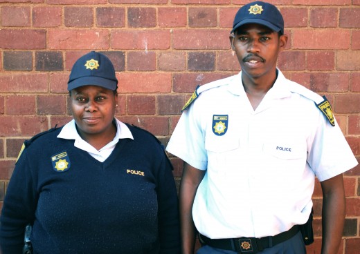 Konst. Gileon Ndobathe en konst. Nombuyiselo Mqokolo op wie daar Maandagoggend geskiet is. Foto: Dustin Wetdewich