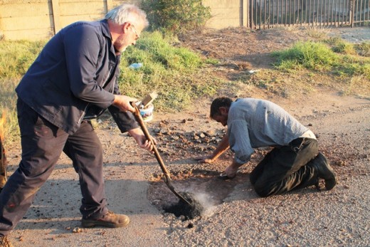 Dirkie Venter en sy helper, Marthenus Jansen van Rensburg het Dinsdagmiddag slaggate in Ross-straat reggemaak.