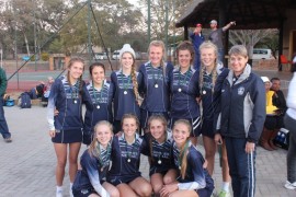 Gimmies se o.16 A-span is NW-wenners. Agter: Moritza van Deventer, Lené Prinsloo, Mila Henning, Anushca Greeff, Jonette Labuschagne, Estelle van Tonder en Rona van Wyk: Hulpafrigter. Voor: Sonia Stroebel, Nadine Naude, Lia Wissing en Dané Holzhausen. Afwesig: Afrigter Leonie Stander