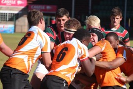 Lukie Pieterse en sy spanmaats probeer hulle bes om nader aan die doellyn te beweeg. Foto: Wouter Pienaar.