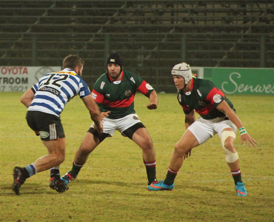 Wilmar Arnoldi (links) en Henko Marais (regs) probeer om die WP se Jaco Taute te stuit.