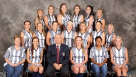 Potchefstroom Gimnasium se dogtershokkie Noordwes Platinumliga-wenners. Voor: Alta van Heerden (spanbestuurder), Micaela Groenewald (onderkaptein), mnr. Roelof Oosthuizen (hoof), Ermaret Viljoen (kaptein), Sulette Damons (afrigter) en Lize Smith. Middel: Lara Groenewald, Jana Leeb, Dahlizia Horn, Julianne du Plessis, Lizanne Scholtz, Karla Wentzel en Minique Huysamen. Agter: Michelle de Beer, Devon Pottas, Melissa de Lange, Suma van Wyk, Lerissa Greyling en Mignon Huysamen.