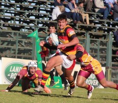 Volkskool se Jandre Olivier ontduik vir Wevalia se Justin Basson in die Luiperds Grootskole halfeindstryd op Olenpark.