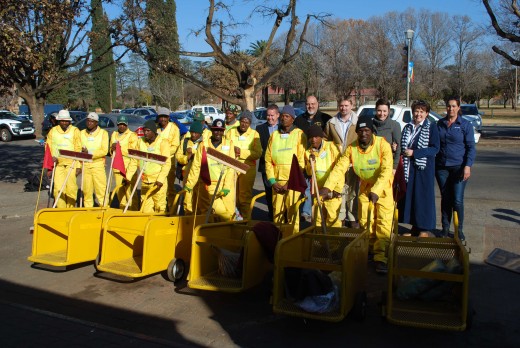 Van die besigheidseienaars saam met die span skoonmakers. Foto: Dustin Wetdewich