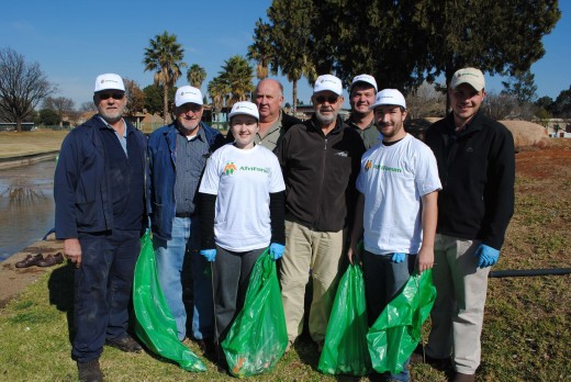 Die groep van Afriforum wat help skoonmaak het by die Banketsale.