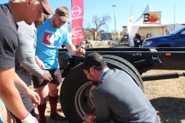Hier moet dié Luiperds 'n lorrie se band vervag - 'n maklike taak gewis nie!