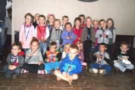 Hierdie groep het medaljes vir waterveiligheid ontvang. Voor: Jandré Badenhorst. Tweede ry v.l.n.r: Juan Groenewald, Marianka Jakobs, Ricardo Bechaz, Anabel Strydom, Joné Bibbey, Matthias Kruger en Migael Viljoen. Derde ry v.l.n.r: Alexa Liebenberg, Cilliers van Vuuren, Bea van den Berg, Limé Botes, Ilde Gricius, Hestie Smit en Angus Schroeder. Agter v.l.n.r: Eliza de Witt, Johané van Onselen, Beno Botes, Minette le Roux, Carmi Hayward en Mienke Klingenberg.