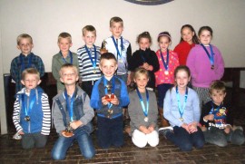 Die groep wat medaljes vir basiese swemstyle ontvang het. Voor: Zak Rost, Aiden Kirsten, Rudi van Vuuren, Léza Naude, Hayley Labuscher en Lleyton Laubscher. Agter v.l.n.r. is Christiaan Nel, Juvan Strydom, Zander Smit, Pieter Botha, Nica Keet, Zanica Bechaz, Anneke Joubert (gevorderde styl) en Emmelike du Preez.