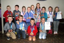 die swemmers wat in die gevorderde styl afdeling medaljes ontvang het: Voor v.l.n.r: Heinrich Raubenheimer, Roland Oosthuizen, Lian Badenhorst, Carla van den Berg. Agter v.l.n.r: Ricus Janse van Vuuren, Ben Groenewald, Jane Viljoen, Mianke Botes, Abbigail Viljoen, Estelle Barnard, Imke Bornman, Karla Oosthuizen en Ilizia Smith.