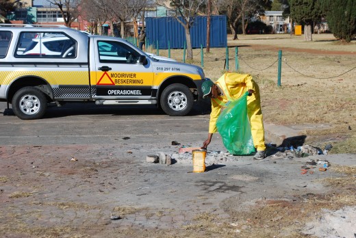 Een van die werkers wat die Bult begin skoonmaak. Foto: Dustin Wetdewich