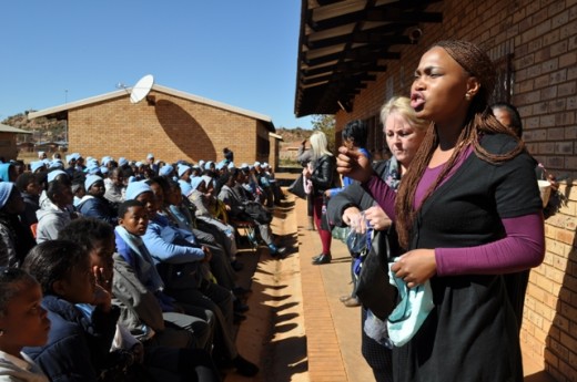 The women show the Gr. 8 girls how the sanitary pads work.