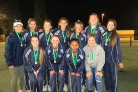 Gimmies se o.17-span wat nasionale wenners is. Agter is Ané Wessels, Annemi de Wet, Mariaan de Bruyn, Leonie Maree, Elani van der Merwe, Jana Steinmann en Marike Nel. Voor is Paula Mare, Rizane van Rooyen, Funeka Wanyane en me. Marianne Ray (afrigter.)
