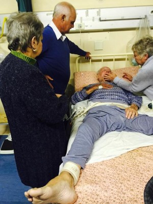 Oupa Boet aan sy bed vasgemaak by Potch Hospitaal. Foto’s: Verskaf
