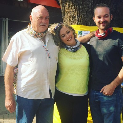Dr. Koba van der Walt se man Louis, dogter Farina en seun Daan Lindeque, waar hulle Dinsdag geel lap om die bome op die Bult gedraai het. Foto: Charlotte van Alphen