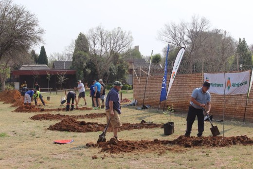 Inwoners van wyk 3 plant bome in 'n parkie. Foto: Verskaf