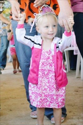 Karlien Booysen wat by die partytjie verwelkom word.