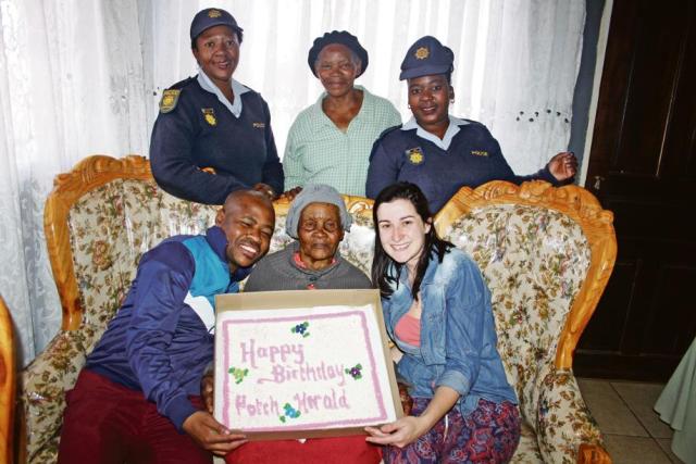Selogile Leshage, ouma Anna Monaisa and Maryke van Heerden. Back: Const. Morwa Mahery, Mokopi Monaisa (daughter) and Const. Kelebogile Trom. 