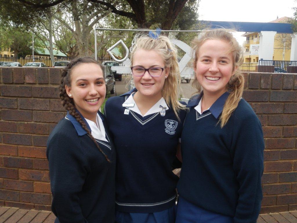 Gimmies se dogters A-muurbalspan is Potchefstroom-ligakampioene. Van links na regs: Estie van der Walt, Charlotta Loggenberg en Chandré Grobler.