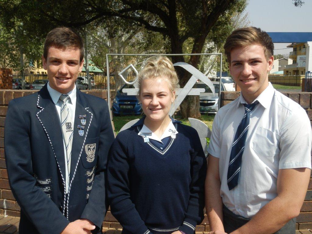 Gimmies se gemengde A-muurbalspan is Potchefstroom-ligakampioene. Van links na regs is Waldo de Beer, Charlotta Loggenberg en Reinhard van Rhyn.