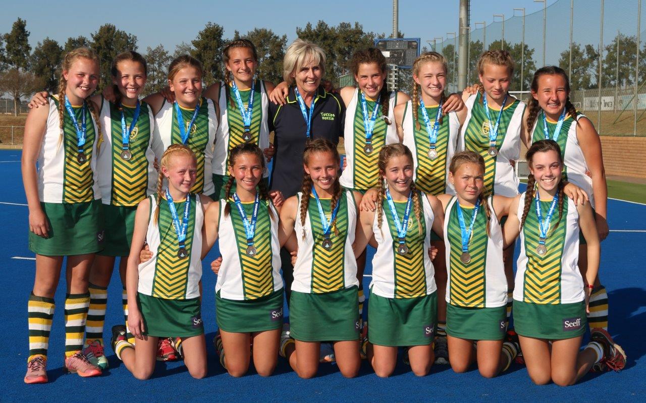 Mooirivier se o.13A-dogtershokkiespan is die bronsmedaljewenners van die Super 12-kompetisie. Voor: Marolene Basson, Christine Steyn, Jacqueline van Rooyen, Clarissa Liebenberg, Elri Hills, Laura Kruger. Agter: Marla Stear, Shané Hulley, Riandi Boshoff, Rouxlé Marais, Gretchen van Wyk (afrigter), Emma Nel, Milana van der Merwe, Melissa Botha en Sonika Grobler.
