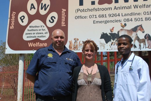 Andries Venter, bestuurder van Paws, Sonè de Meyer en Dr. Stallone Terrera, veearts by Paws