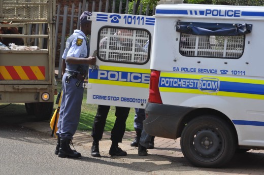 Die polisie neem die tuinwerker in hegtenis wat Maandag betrap is toe hy glo probeer het om 'n hond te verkrag. Foto: Marianke Saayman