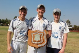 Gimmies se staatmakers met die kolf was Jaco Schoeman (links) en Rinus Prinsloo (regs) met vyftigtalle. In die middel is Gimmies se kaptein, Herman de Jong.