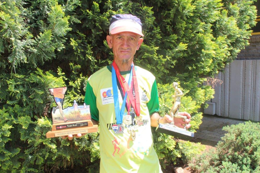 Nico Deerling staan trots met sy trofeë en medaljes wat hy alles in een week ingepalm het. Foto: Wouter Pienaar
