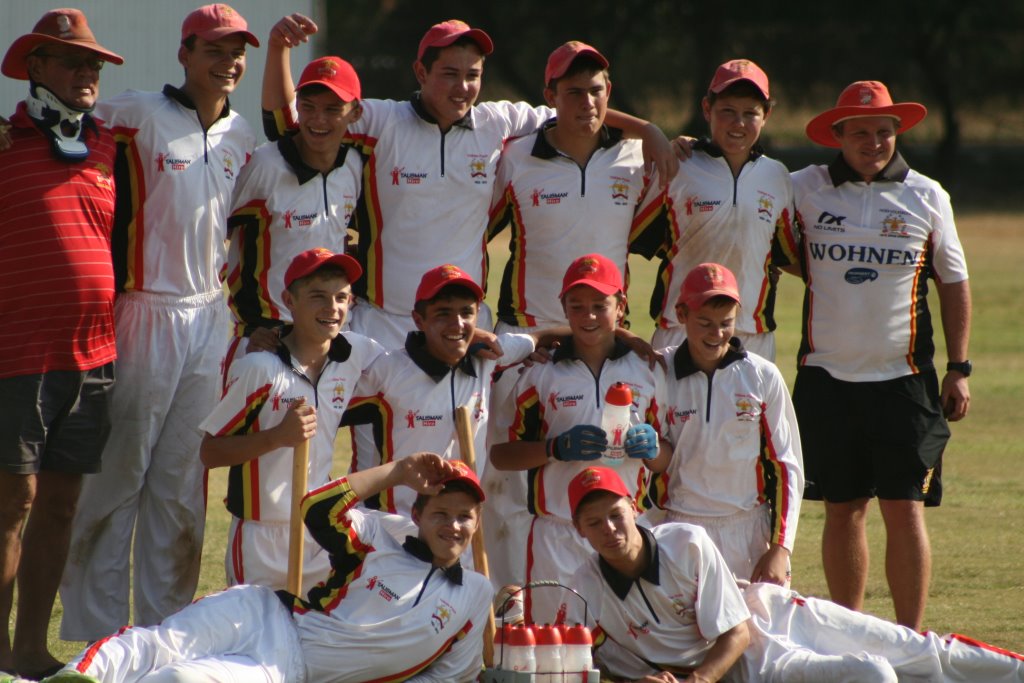 Die o.15A-span speel in die finaal teen Gimmies. Volkies slaan 360 lopies. Van Zyl Smit, wat in die liga teen Gimmies, 187 lopies aangeteken het, slaan hierdie keer weer 'n allemintige 157 lopies van 144 balle. Christopher de Freitas slaan 60 lopies van 51 balle. Op die foto is die span net na afloop van die wedstryd saam met afrigter Wynand Schmidt (heel regs) en spanbestuurder Stephan Pieters (links).