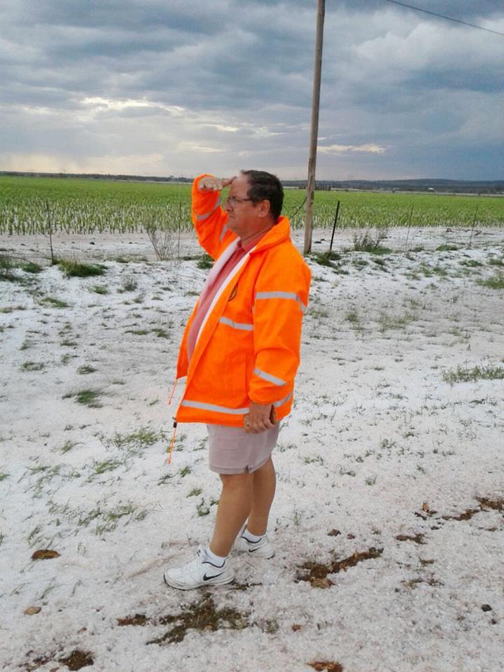 Kobus Roux van die Brandbeskermingsvereniging by 'n mielieland wat deur die hael verwoes is. Foto: Facebook