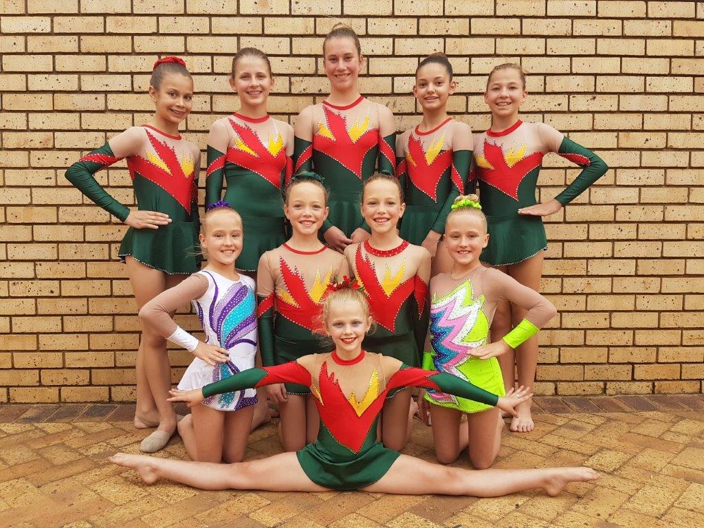 Links agter: Mizelle Terreblanche vlak 6 - 2de algeheel; Marle Siebert 1ste algeheel en sy kry die trofee vir hoogste punt vir vlak 7; Marna van der Schyff vlak 6 - 4de algeheel; Meghan Gossayn vlak 7 - 8ste algeheel; Adelay du Plessis vlak 6 - algeheel 11de. Links onder: Nika Visser HP 3 - algeheel 1ste; Karla Retief vlak 5 - 22ste; Mieke Retief vlak 5 - 23ste; Anke Visser HP 3 - algeheel 2de. Voor onder: Janice Senekal vlak 4 algeheel 7de.  